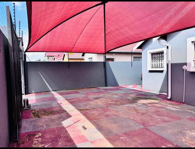 2 BEDROOM PROPERTY TO RENT IN FLEURHOF